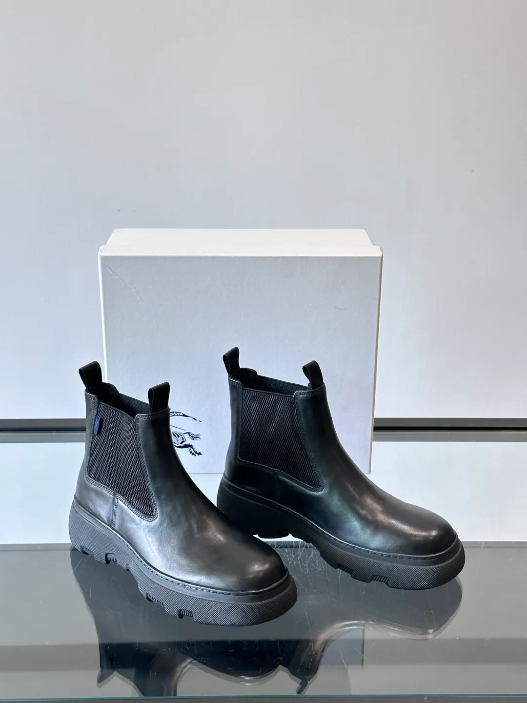 [Burberry] Top P: 920💰 Size: 39-44 (45. Customized) Burberry Matrix shoes👟Burberry autumn and winter men's high-top Chelsea boots, made with heavy industry! The upper is made of imported cowhide, with a slip-on design, classic plaid elastic straps, fine leather, and full of details. It is equipped with a classic and durable rubber thick sole, which increases the length of the legs. The cowhide lining is comfortable and breathable. It is easy to wear and fashionable, business and leisure, full of exquisite Italian style, and has a great look!